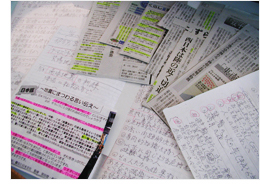 【写真】震災の新聞記事、切り抜き