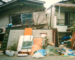【写真】倒壊した家屋